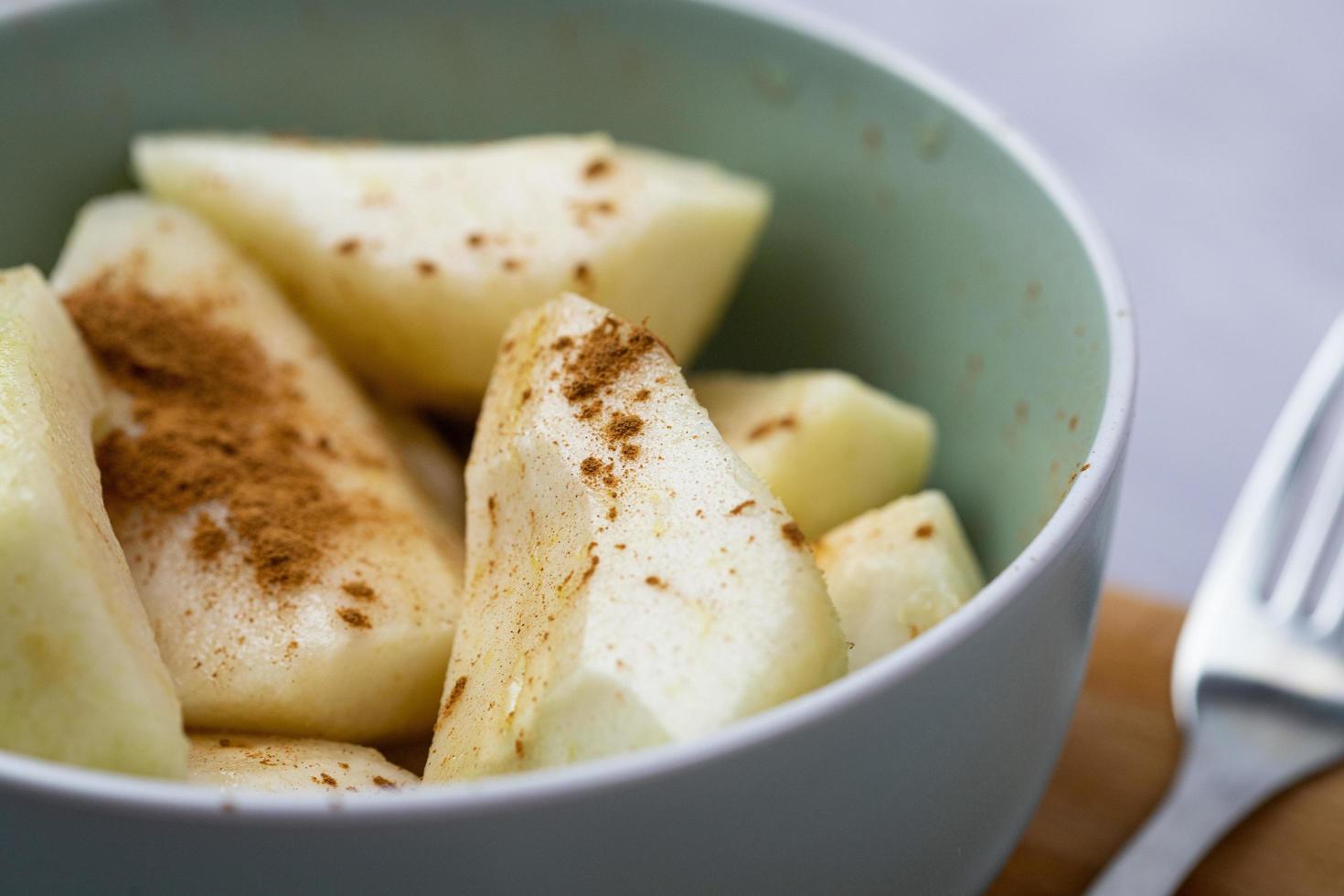 peras com canela. deliciosas frutas para a sobremesa. foto