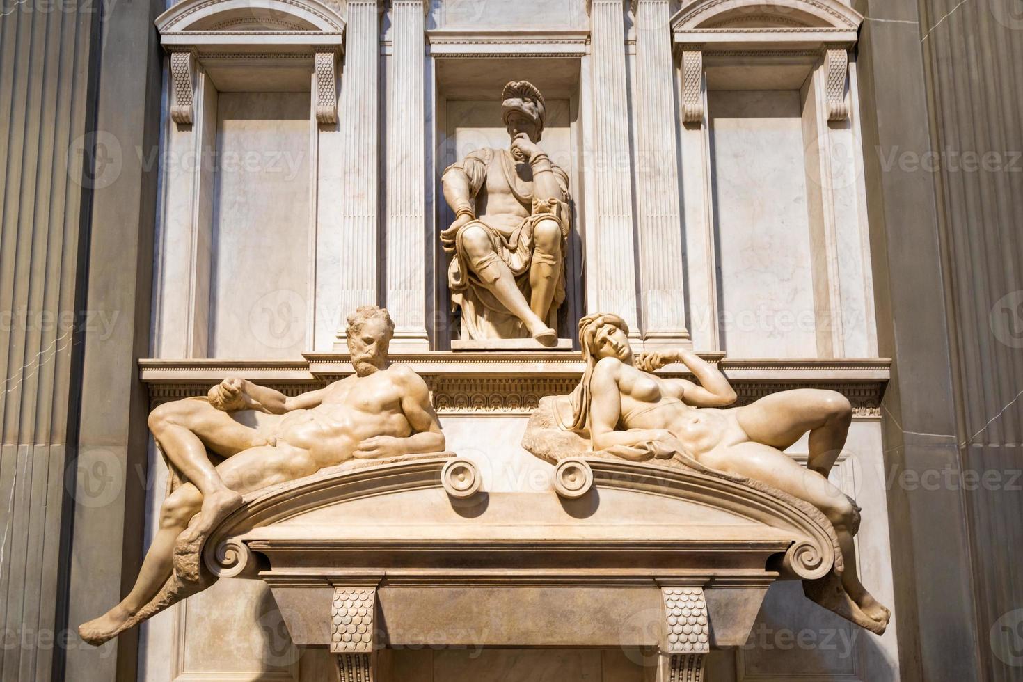 interior das capelas de medici - cappelle medicee. arte renascentista de michelangelo em florença, itália. foto