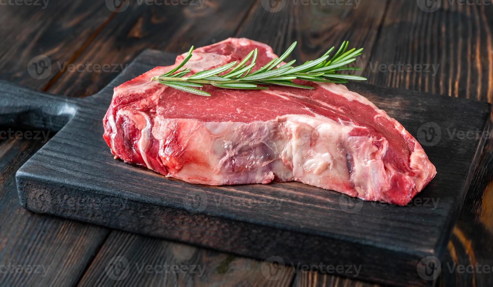 bife t-bone cru com alecrim fresco foto