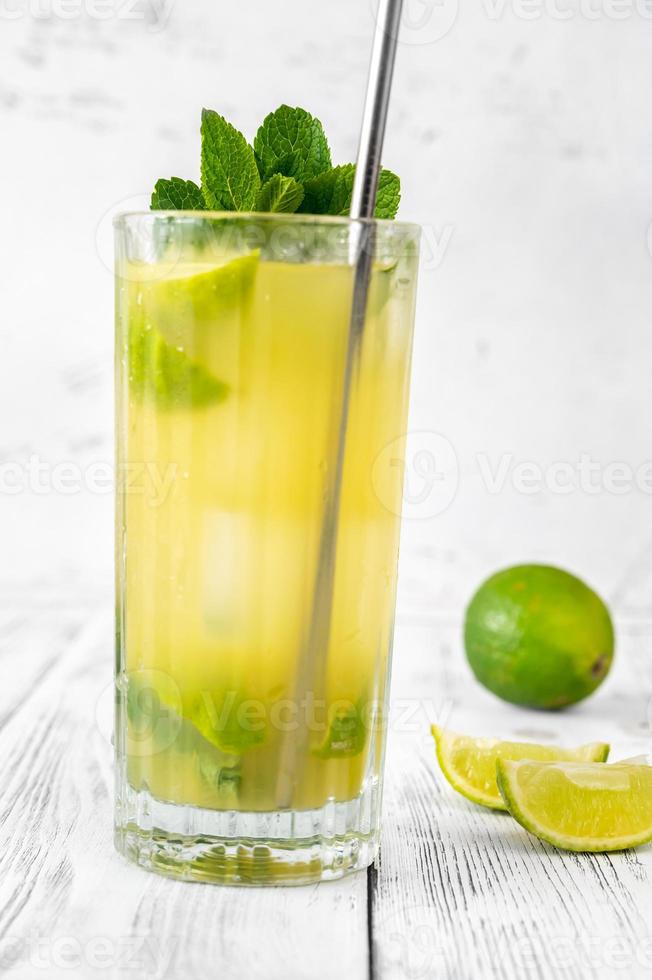 copo de mojito de abacaxi foto