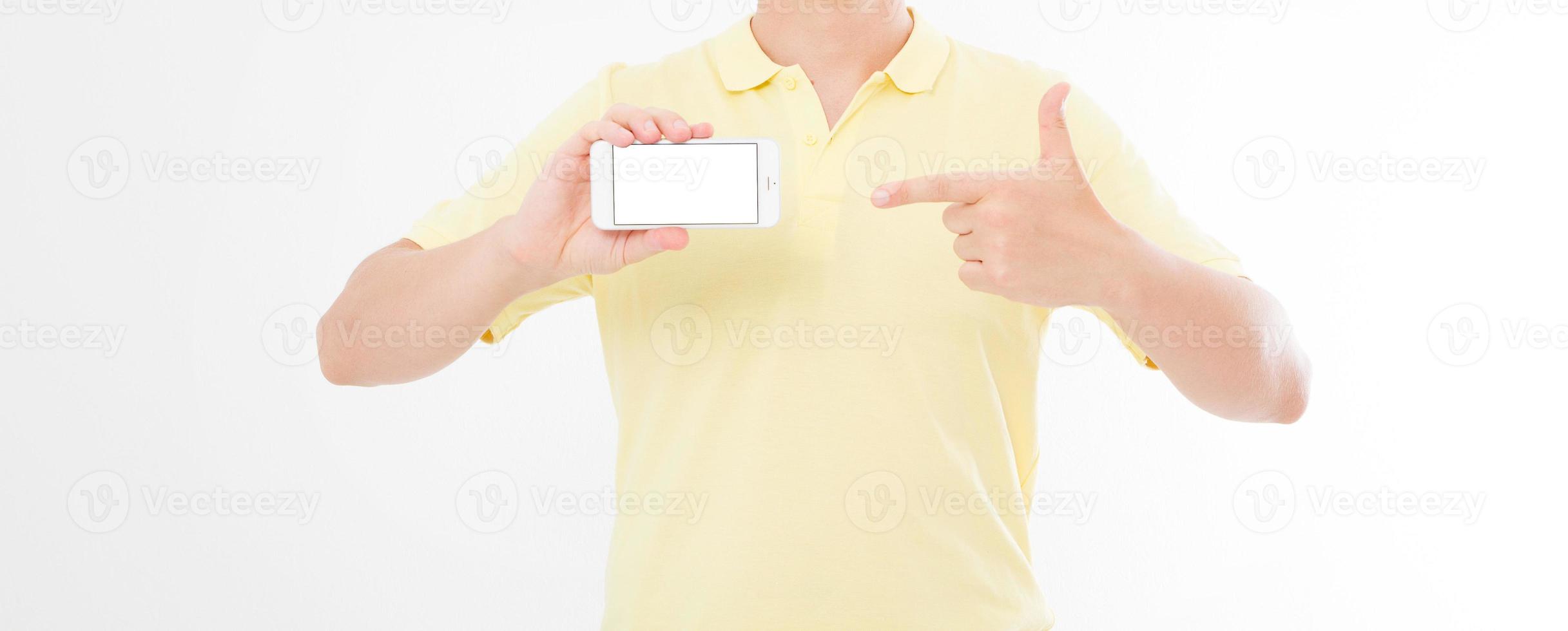 homem de camiseta segurando e apontando na tela em branco do telefone móvel isolado no fundo branco. braço segure smartphone, copie espaço foto