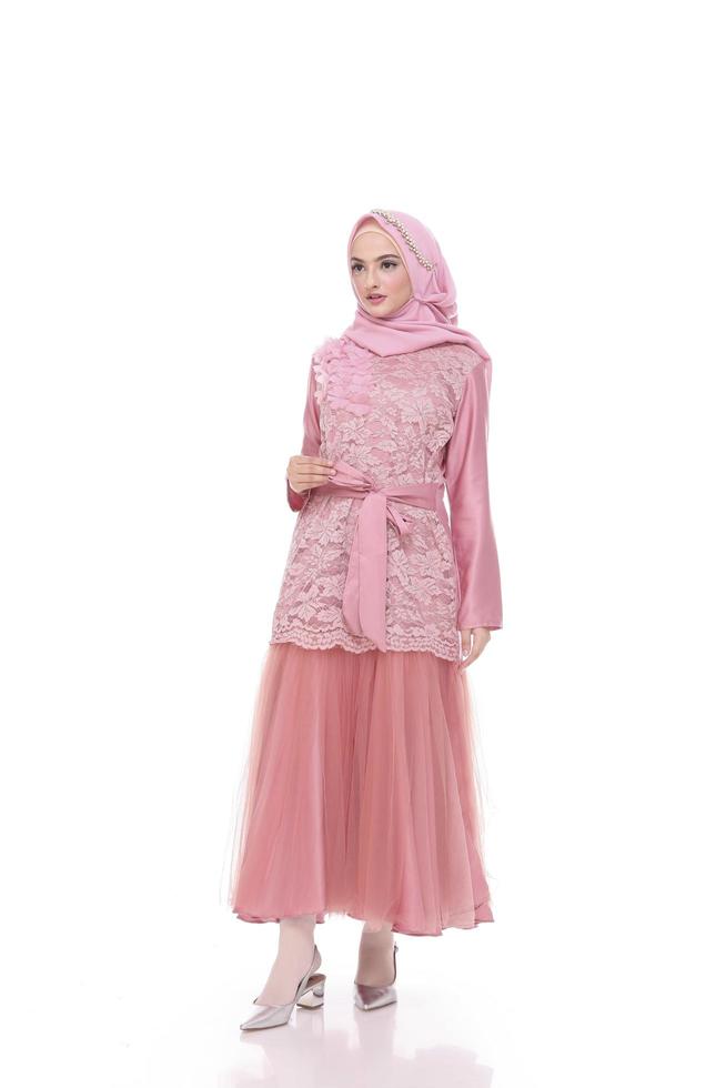 bela modelo feminino islâmico vestindo a moda hijab, uma roupa de estilo de vida moderno para a mulher muçulmana. conceito de vestido de noiva, beleza ou eidul fitri. uma modelo asiática usando hijab em uma sessão de fotos interna