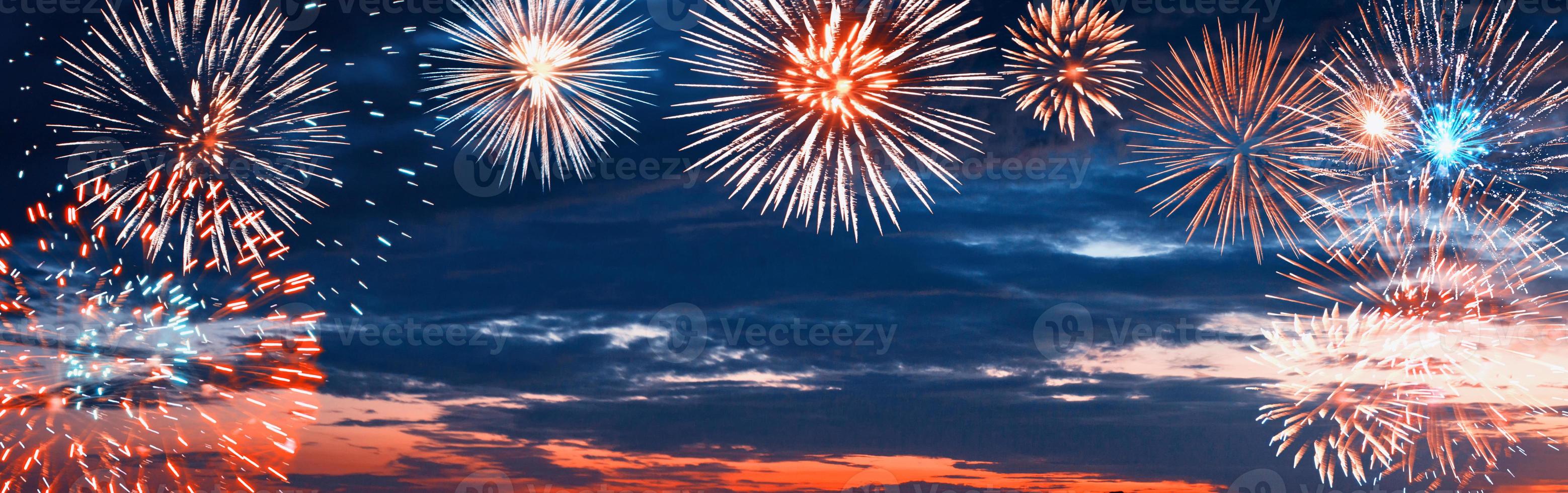 fogos de artifício coloridos abstratos no céu escuro. conceito de celebração e aniversário foto
