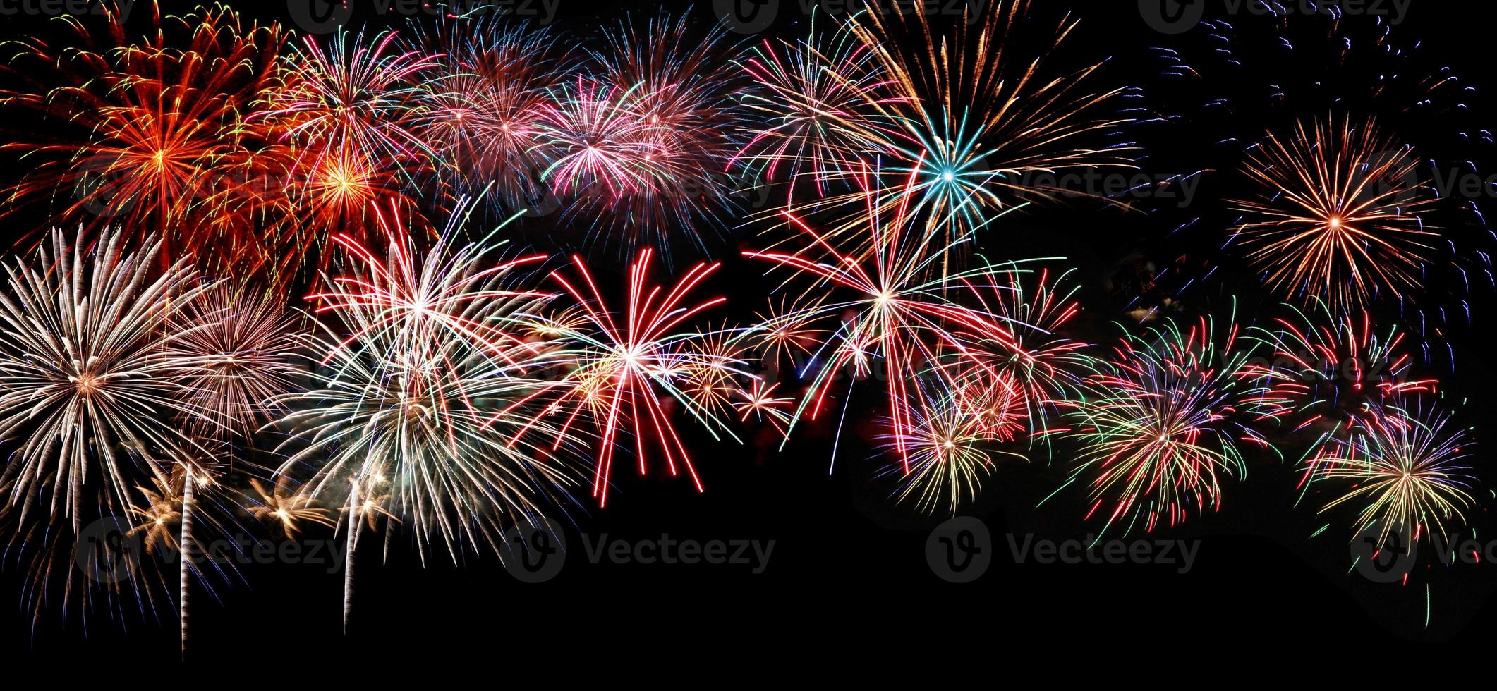 fogos de artifício coloridos abstratos no céu escuro. conceito de celebração e aniversário foto