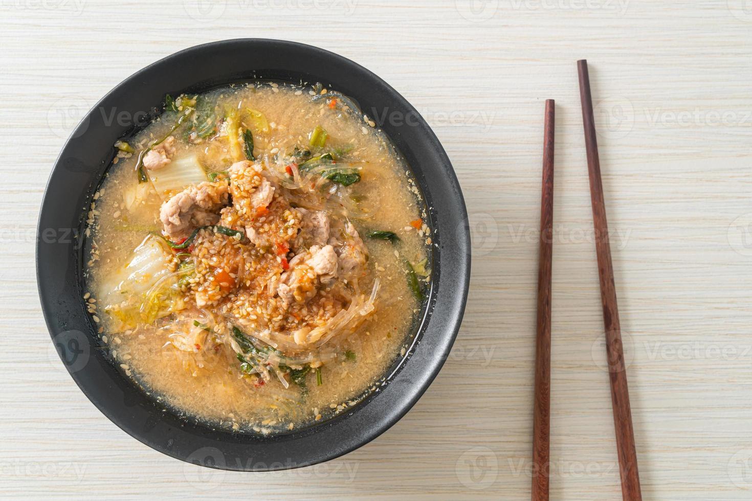 sopa sukiyaki com carne de porco em estilo tailandês foto