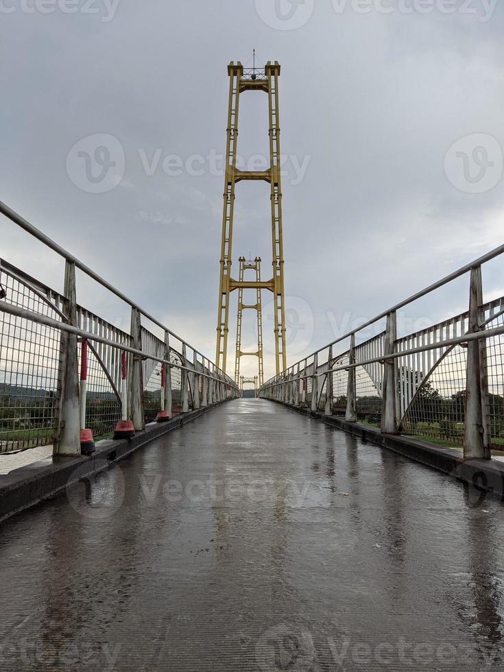 vista da foto sobre a ponte pulaukumala samarinda