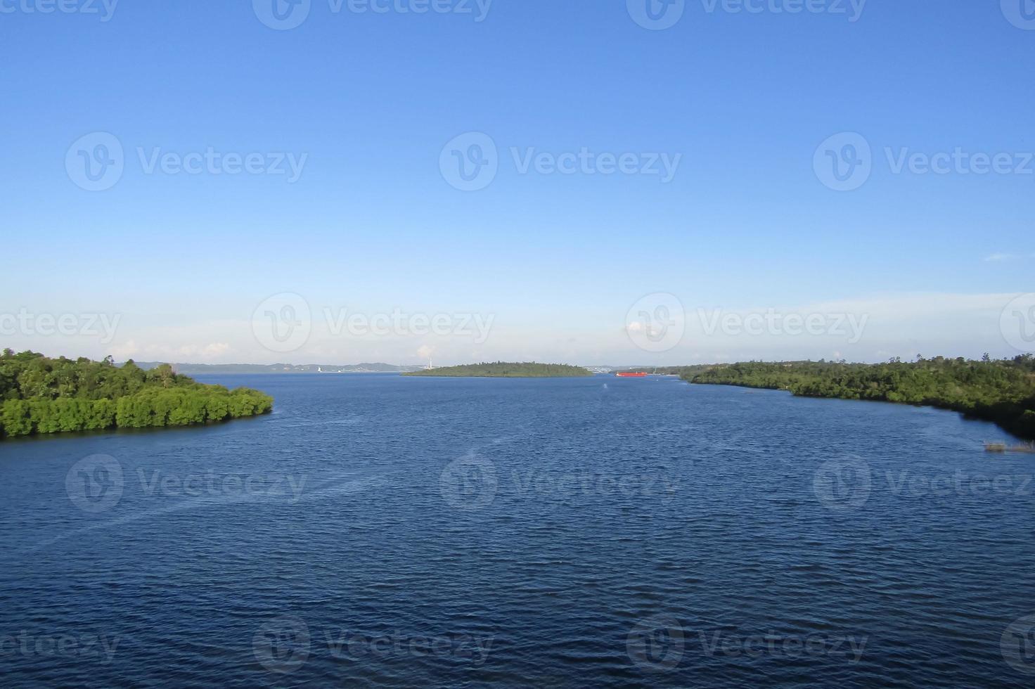 bela vista das águas da baía da ilha de balang, kalimantan foto