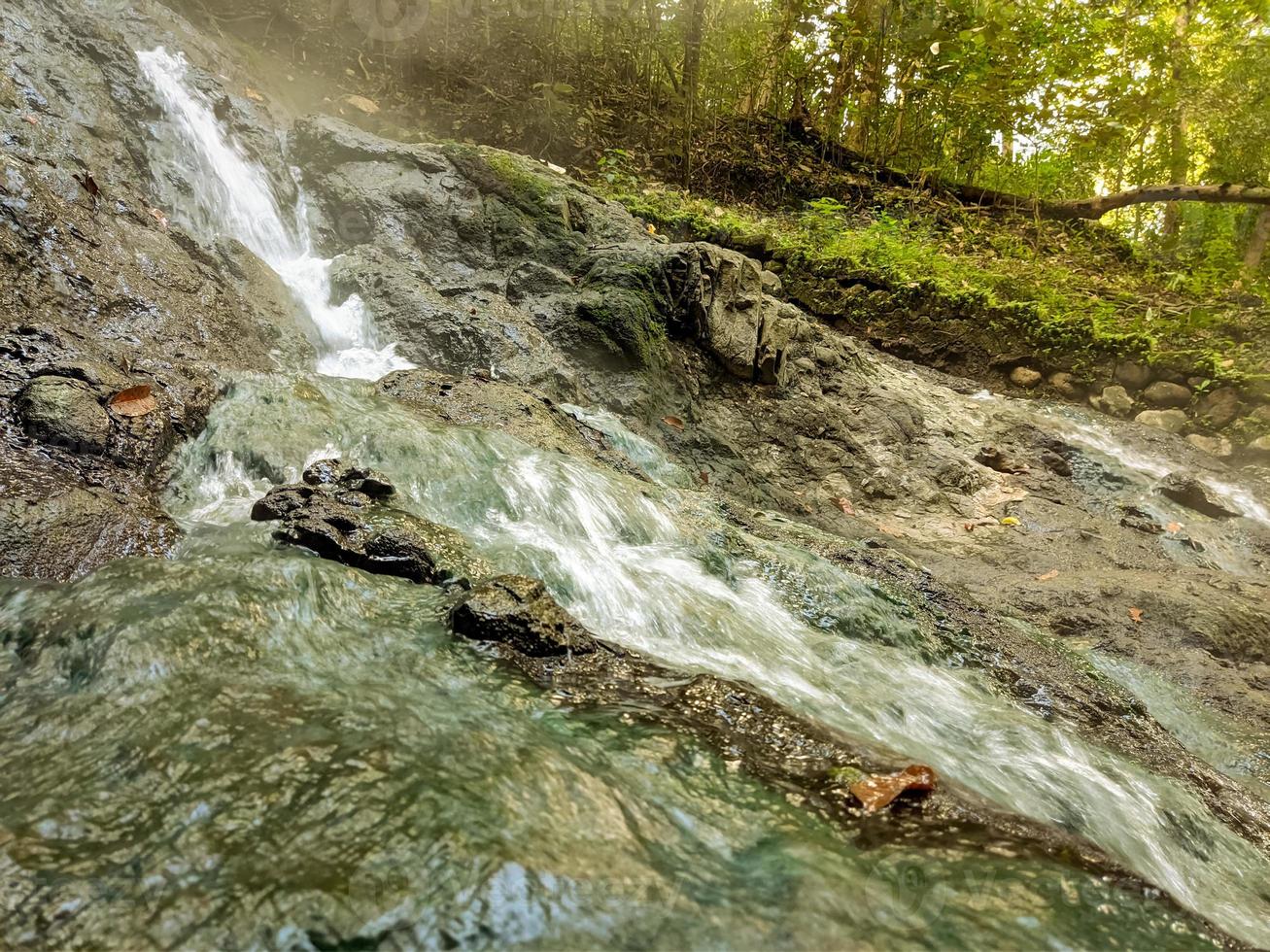 cachoeira termal em letja sulawesi foto