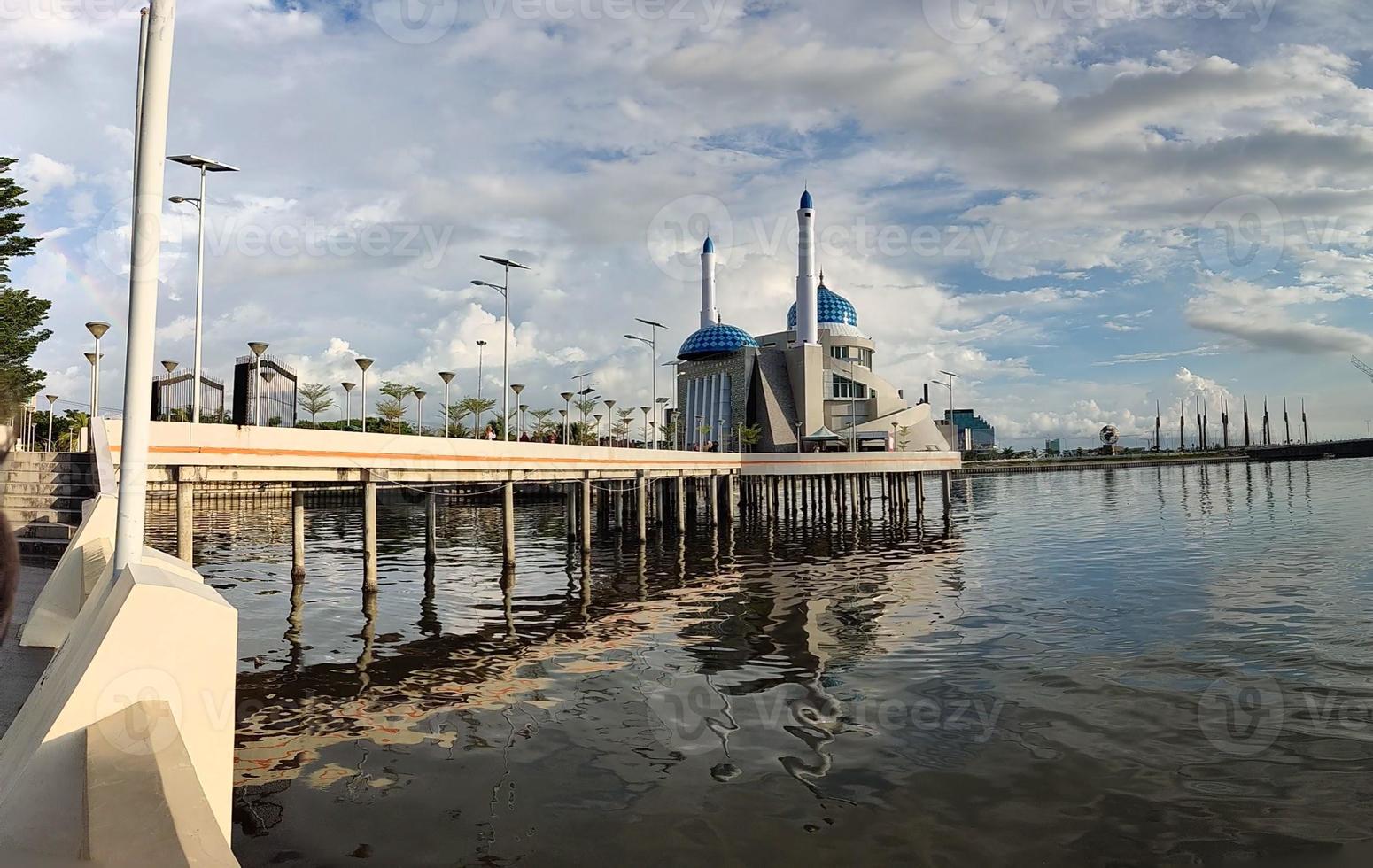 mesquita flutuante makassar, sulawesi, indonésia foto