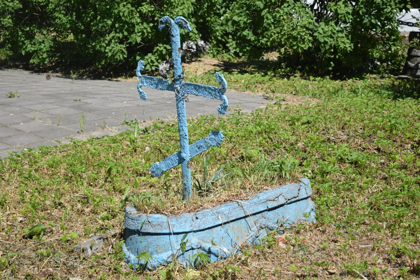 um túmulo abandonado solitário no antigo cemitério foto