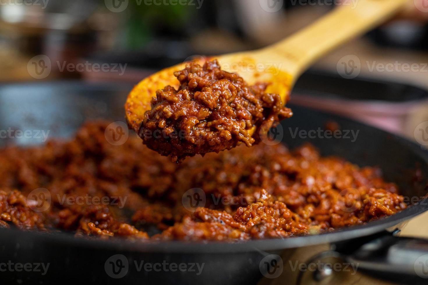 carne bovina com molho de tomate em uma panela. vista de perto. foto