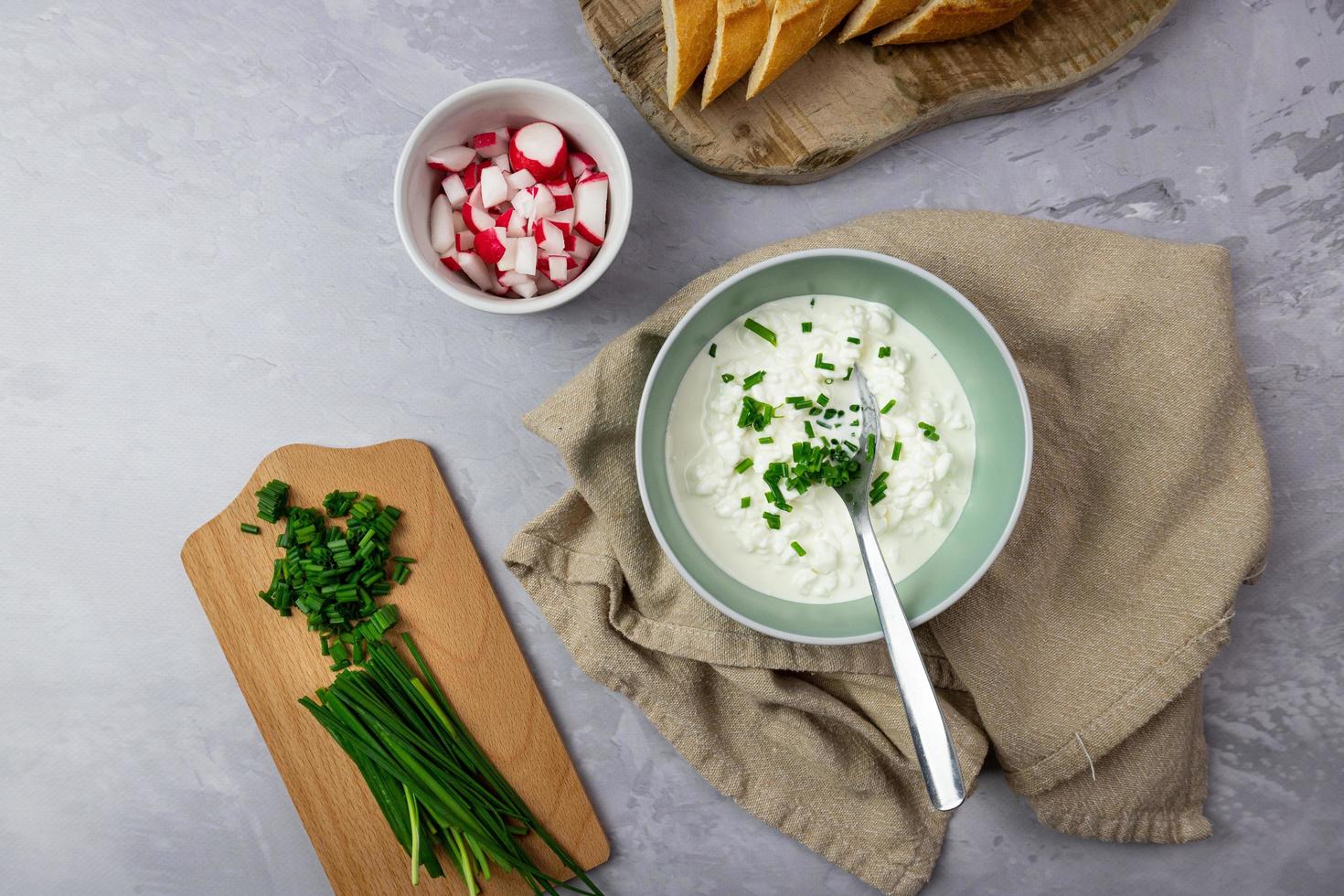 queijo cottage com cebolinha e rabanete. prepare um delicioso café da manhã. vista de cima. foto