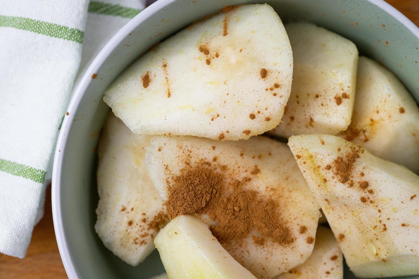 peras com canela. deliciosas frutas para a sobremesa. vista do topo. foto