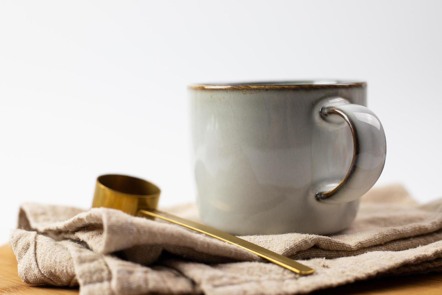 uma xícara com uma xícara de medida para café ou chá. preparação da bebida. foto