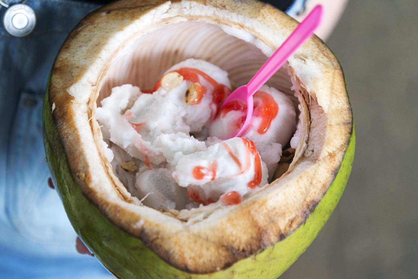 sorvete natural de coco na tailândia. foto