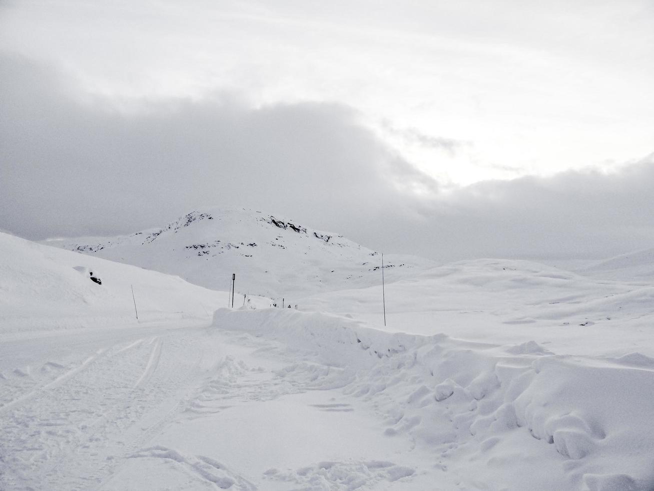 dirigindo pela estrada de neve e paisagem na Noruega. foto