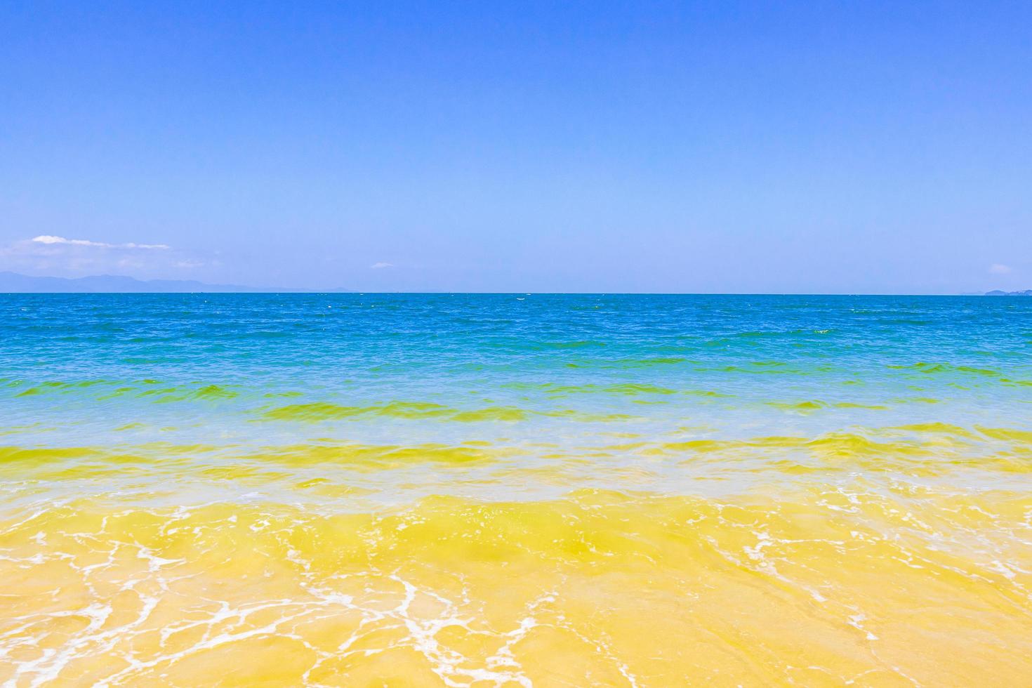 paraíso tropical aow kwang peeb praia koh phayam ilha tailândia. foto