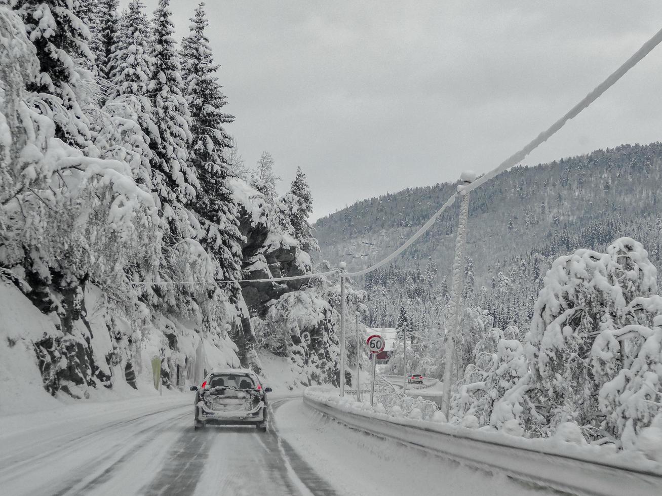 dirigindo pela estrada de neve e paisagem na Noruega. foto