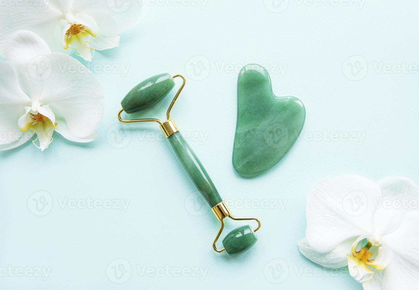 rolo de jade para massagem facial foto