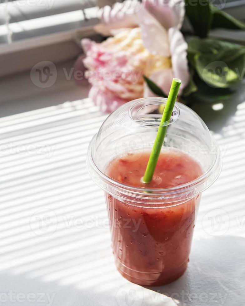 bebida refrescante de verão com morango foto