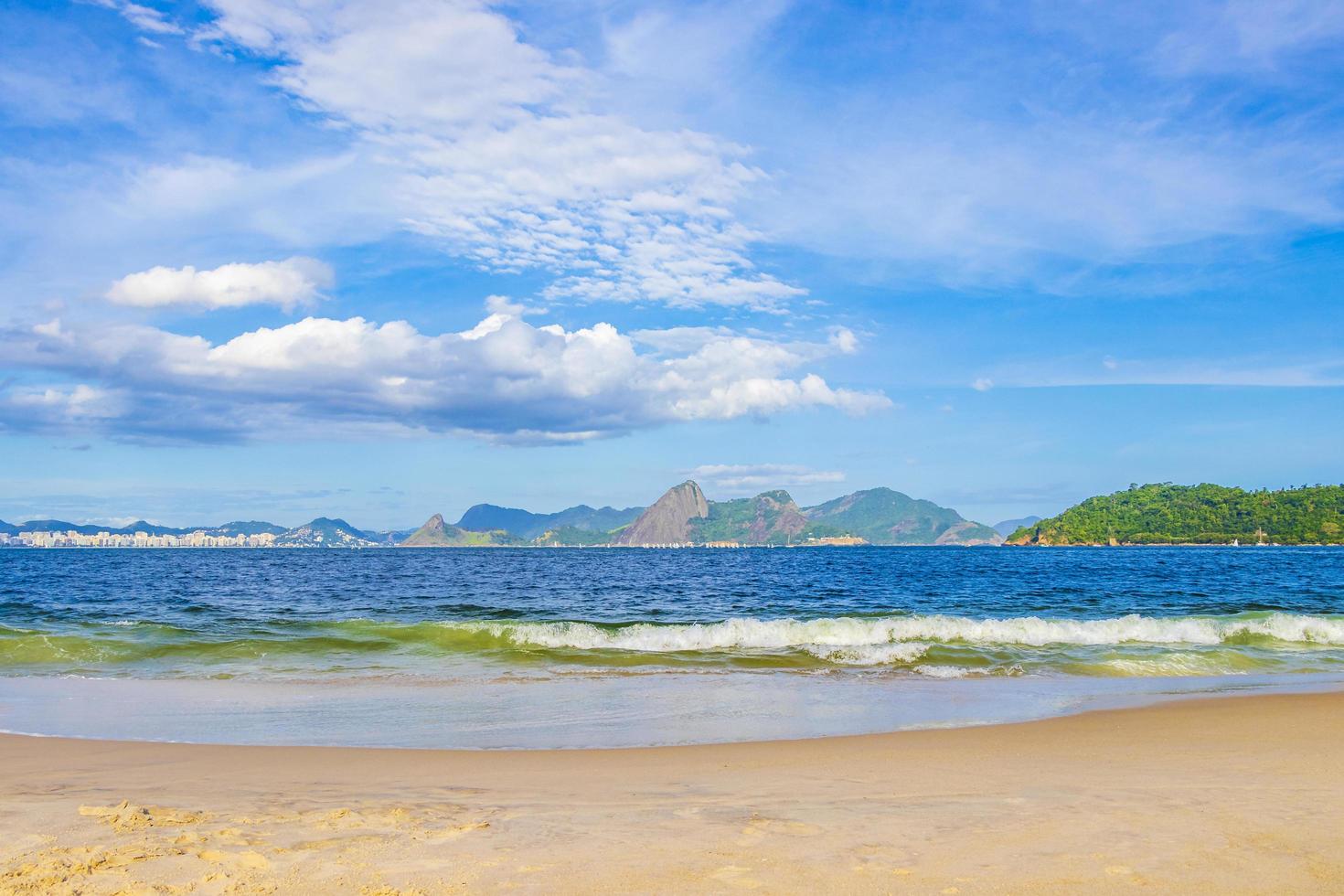 vista panorâmica da praia do flamengo e paisagem urbana rio de janeiro brasil. foto