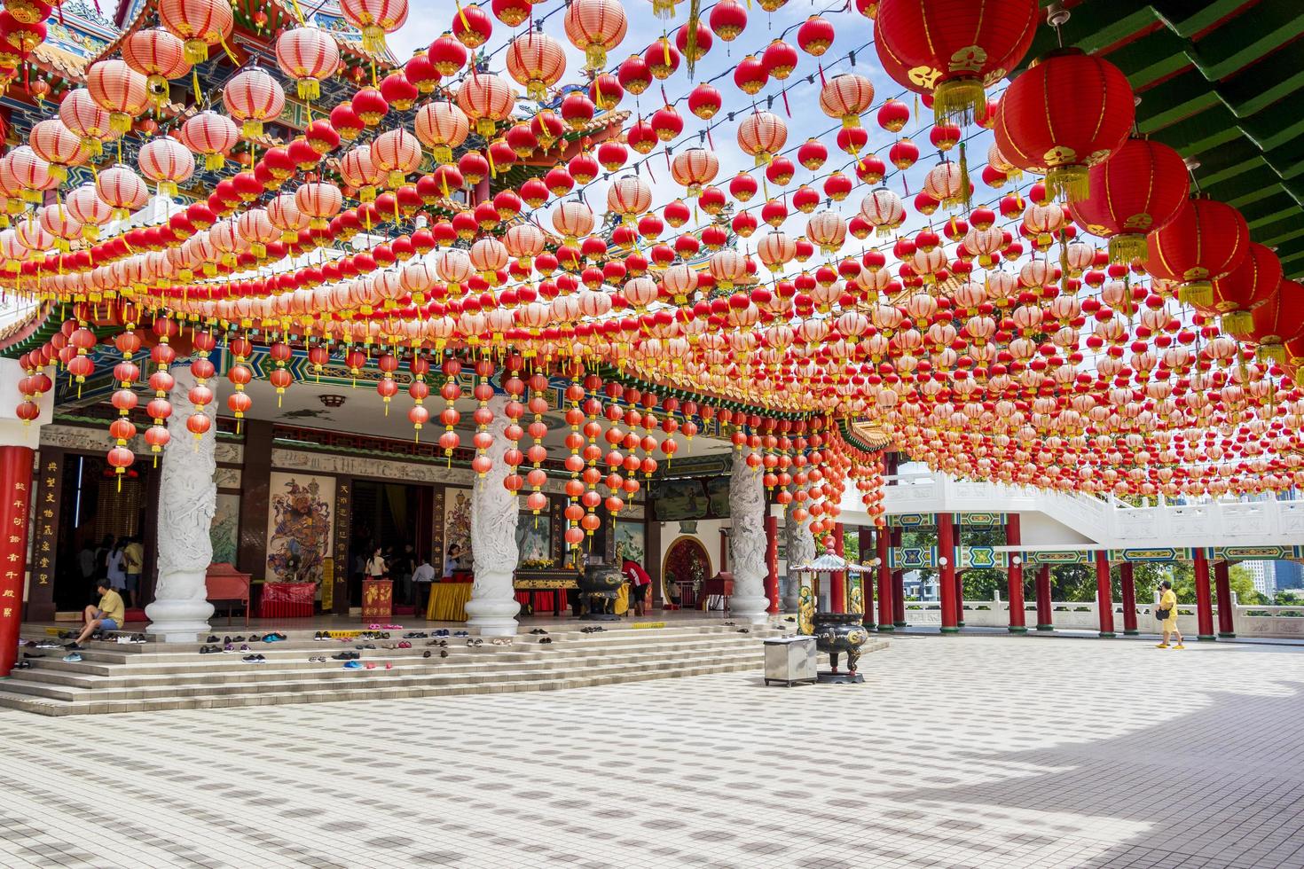 telhado com lanternas chinesas vermelhas, templo thean hou. Kuala Lumpur. foto