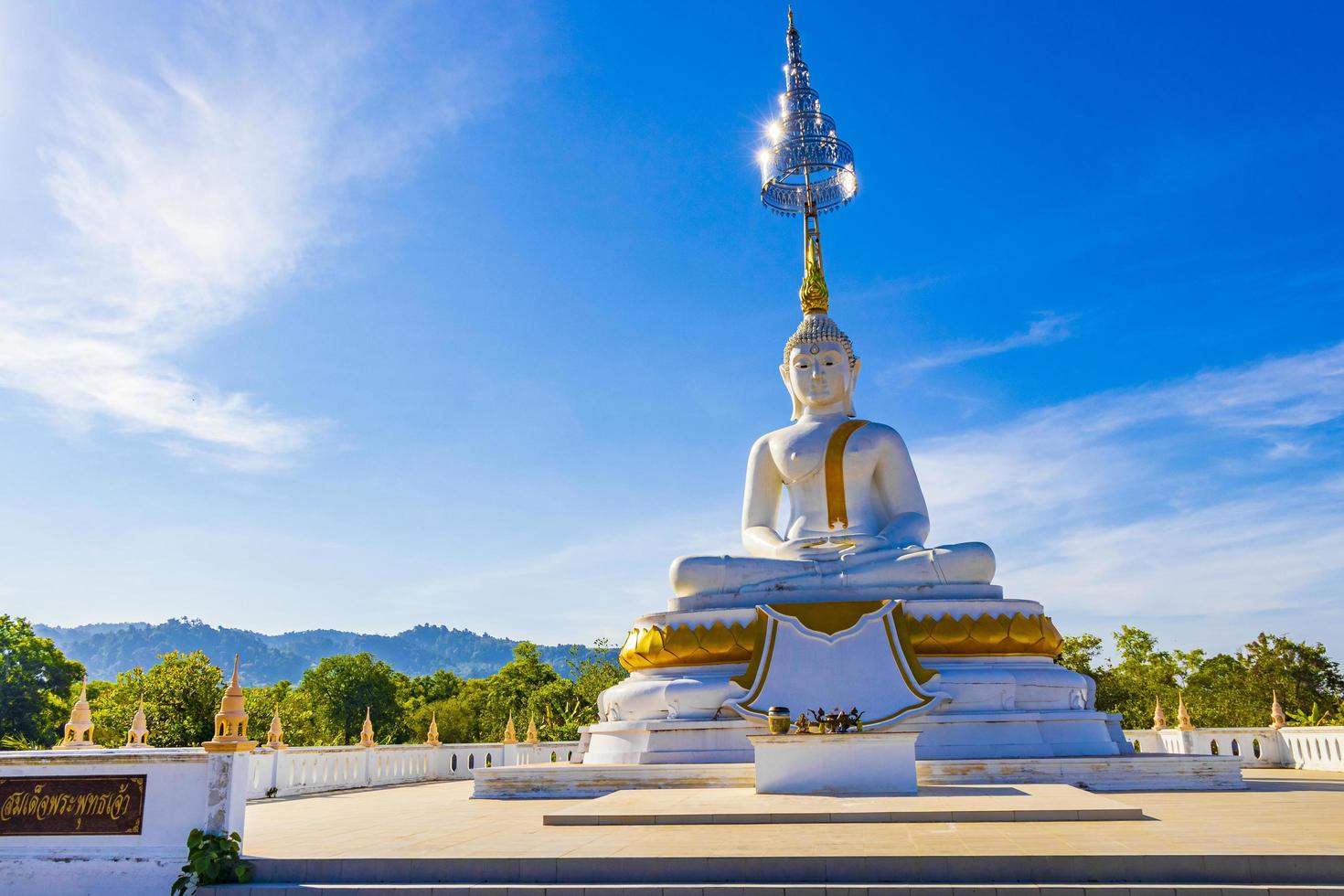 grande Buda branco wat phadung tham phothi templo khao lak. foto