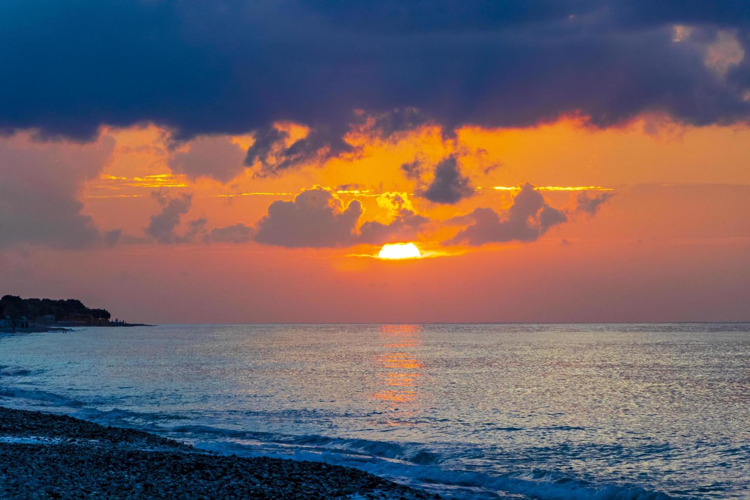 o mais belo pôr do sol dourado colorido ialysos beach rhodes greece. foto