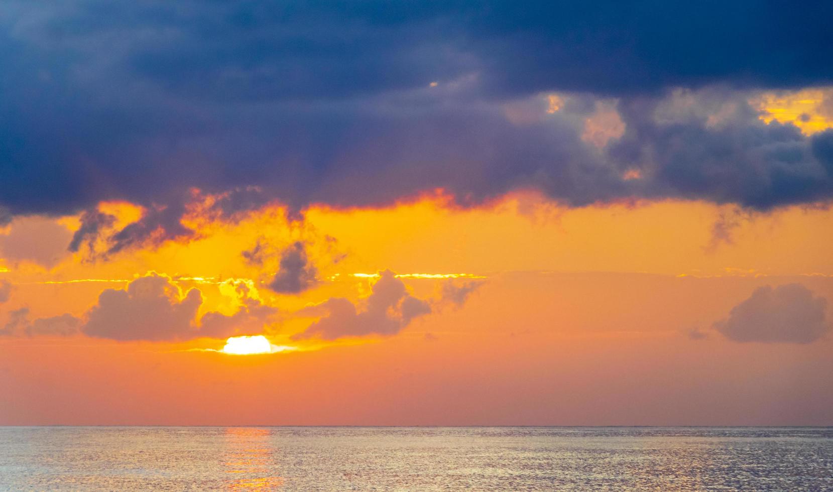 o mais belo pôr do sol dourado colorido ialysos beach rhodes greece. foto