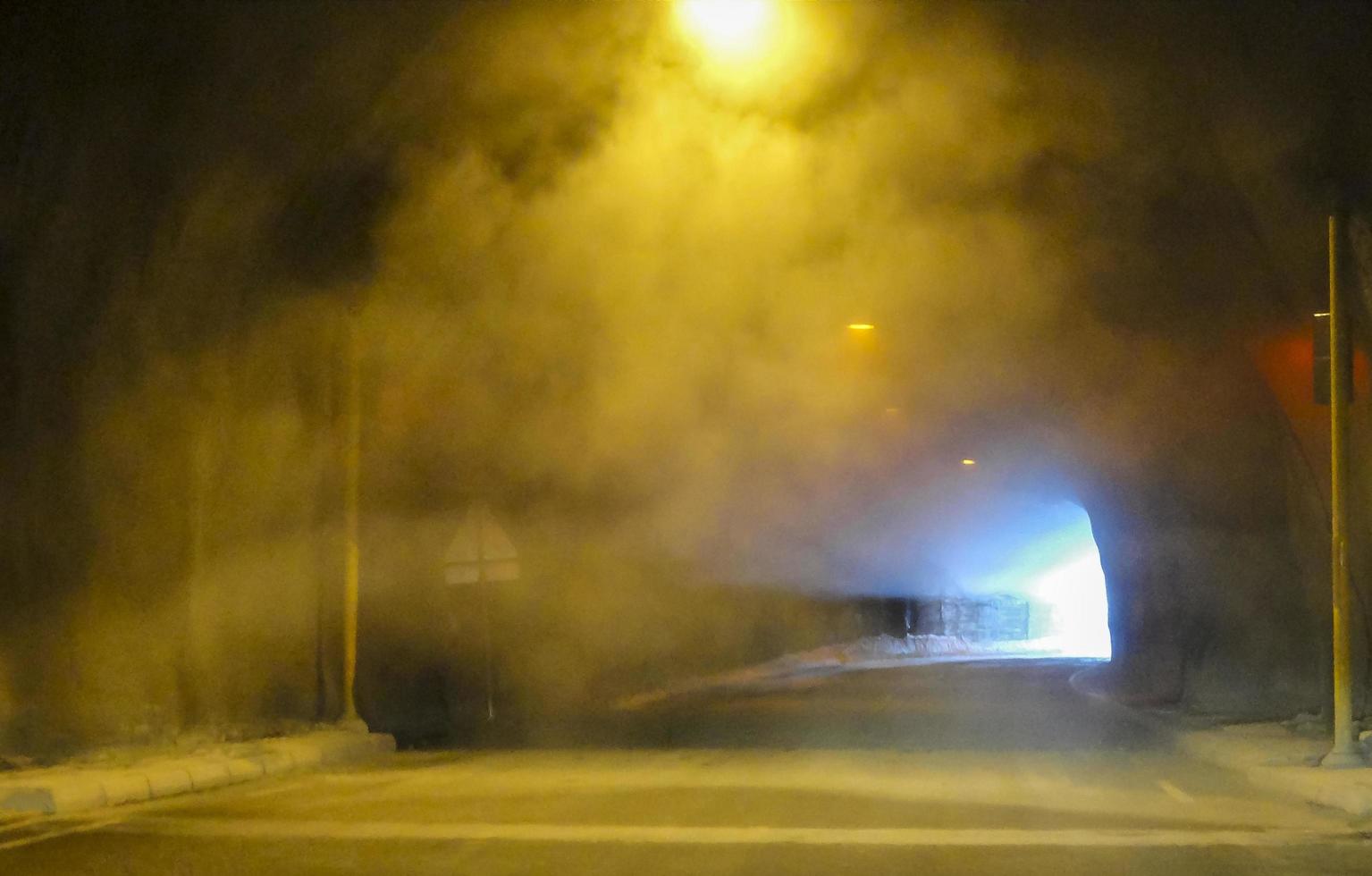 estrada nevoenta e sombria através de um túnel escuro na Noruega. foto