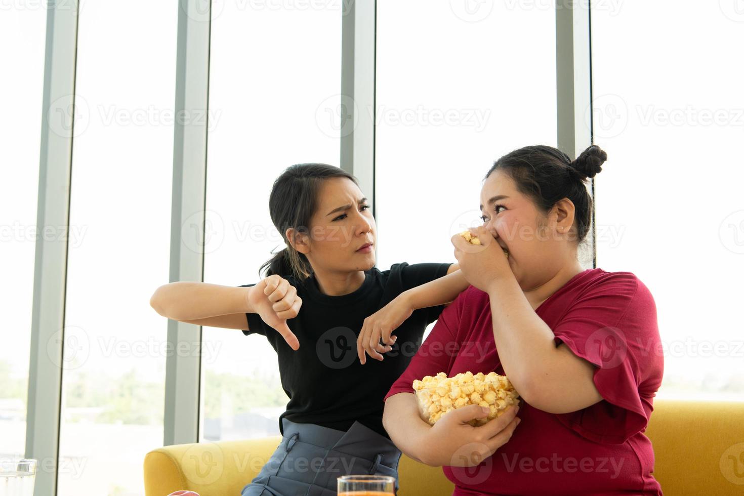 imagens de mulheres jovens, treinadores e alunos em aulas de controle de dieta para pessoas com sobrepeso. foto