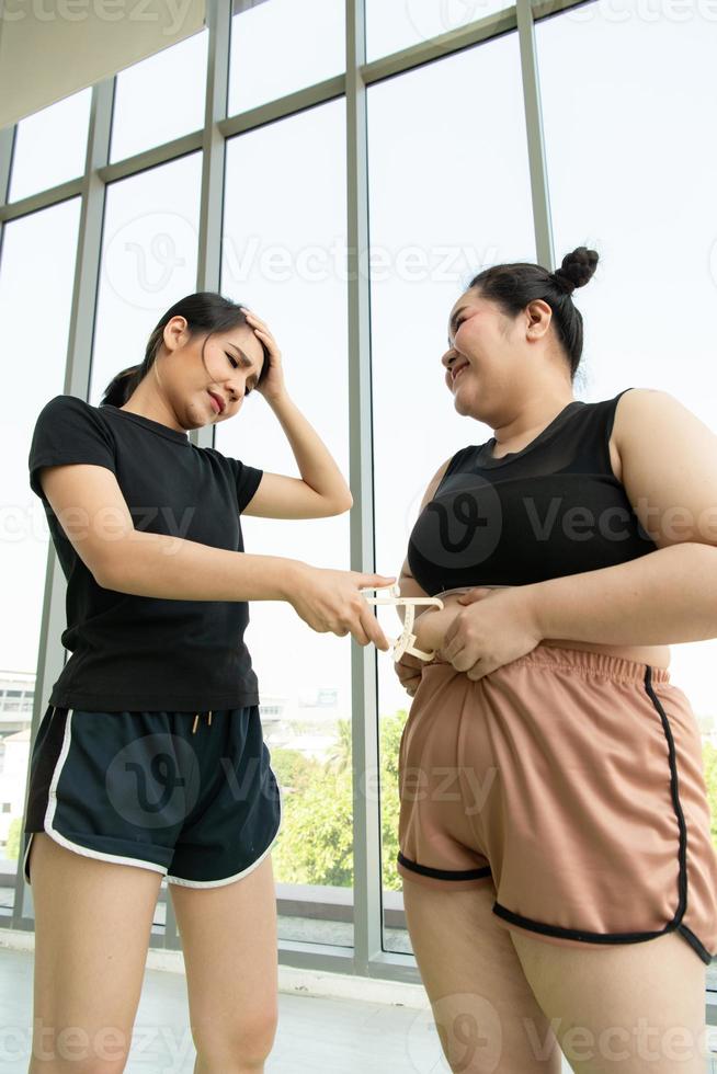 imagens de mulheres jovens, treinadores e alunos em aulas de perda de peso para pessoas com excesso de peso. foto