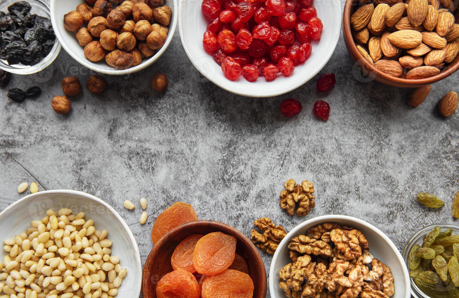 taças com várias frutas secas e nozes foto