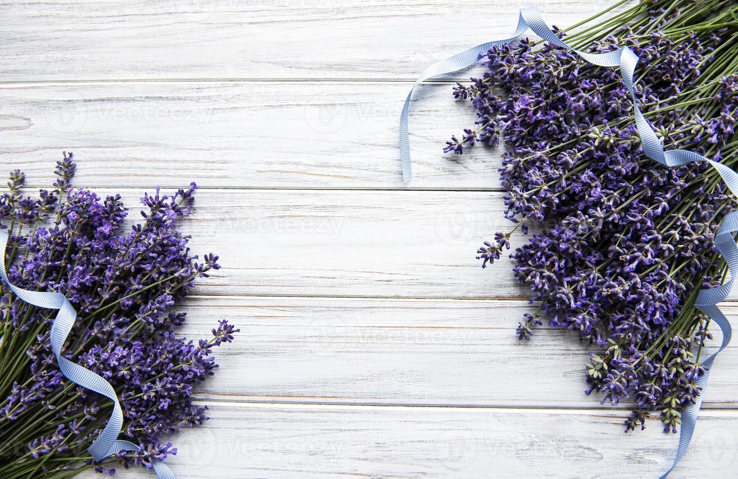 flores frescas de buquê de lavanda, vista superior em fundo branco de madeira foto