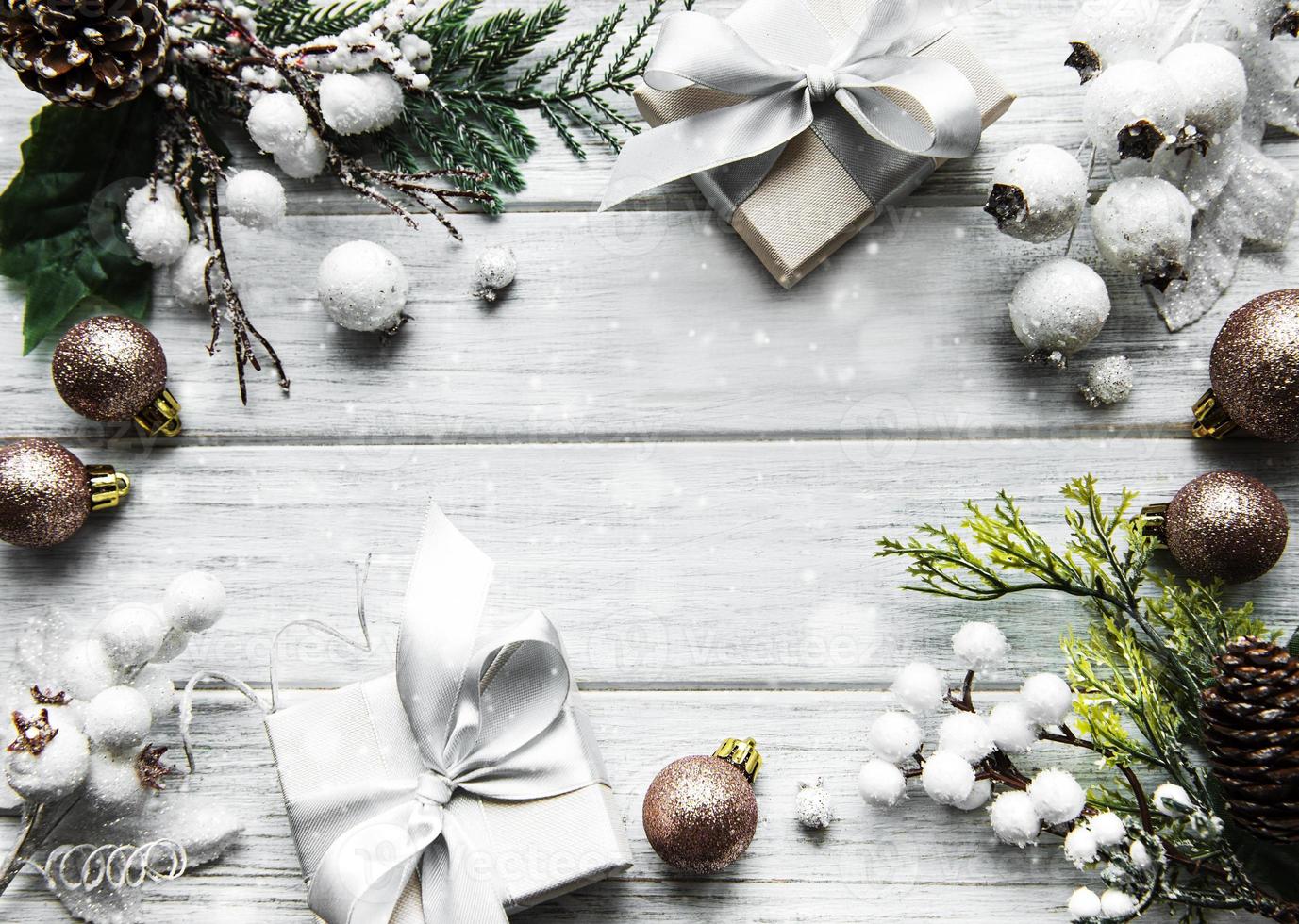 composição de natal ou inverno. moldura feita de decorações em fundo branco de madeira. foto