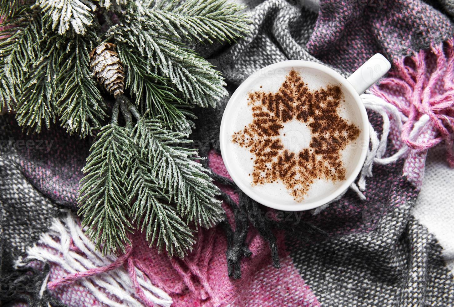 café com um padrão de floco de neve em uma manta de lã quente foto