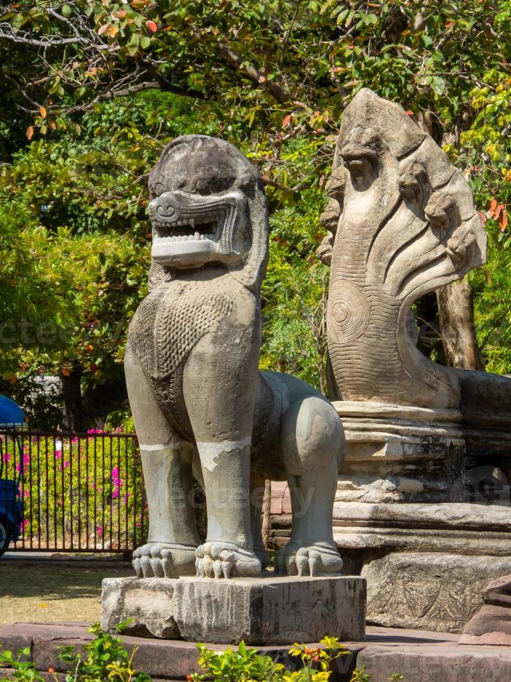 phimai historical parkphimai construído de acordo com a arte tradicional de khmer. phimai prasat hin provavelmente começou a ser construída durante o reinado do rei suryavarman 1 e os tempes budistas do século XVI. foto