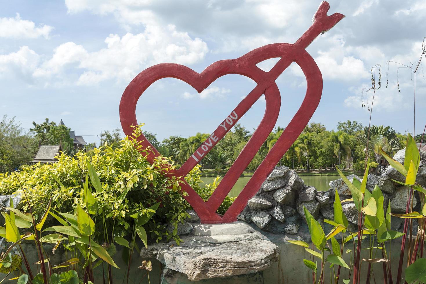 o monumento aos dois corações com uma flecha para os amantes. foto