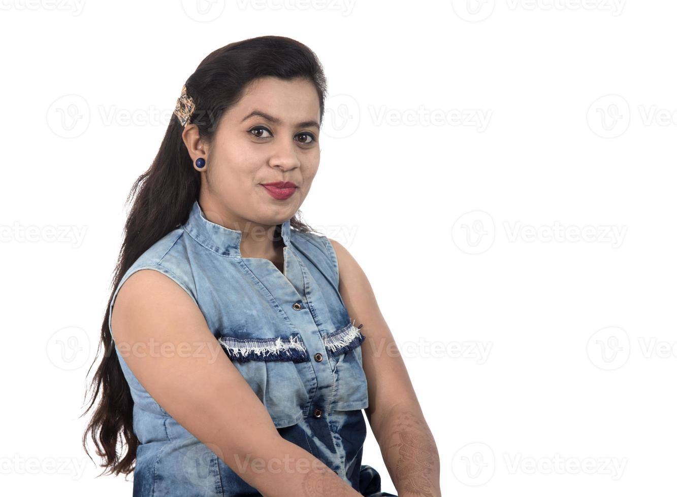 retrato de uma bela jovem sorridente em um fundo branco foto