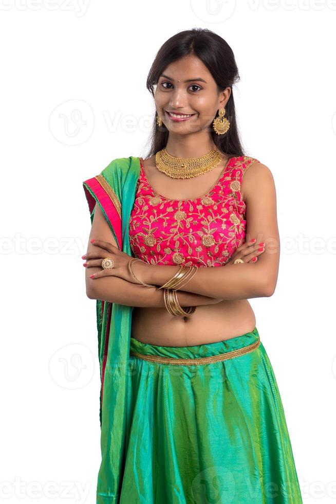 linda garota tradicional indiana posando em fundo branco. foto