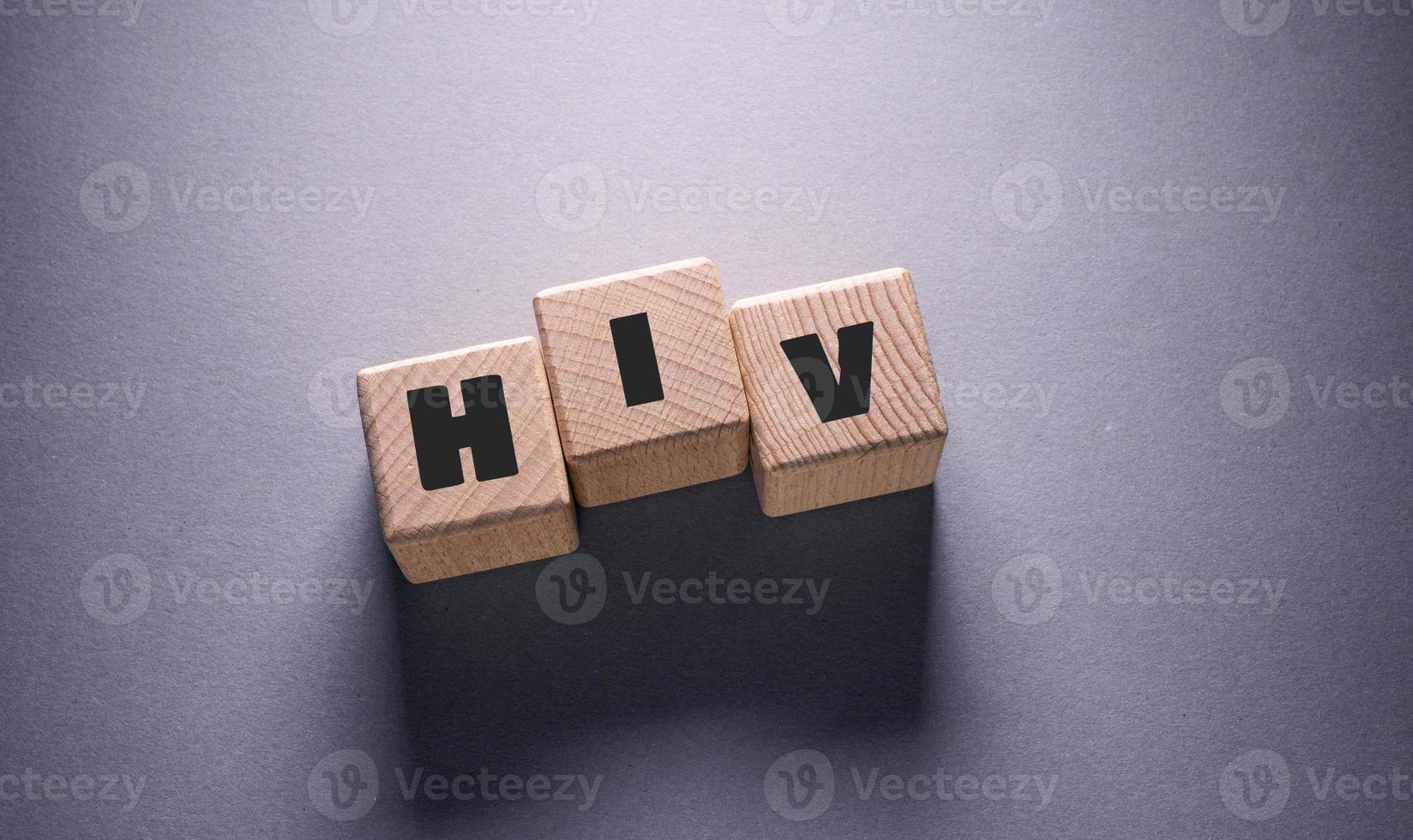 palavra hiv com cubos de madeira foto