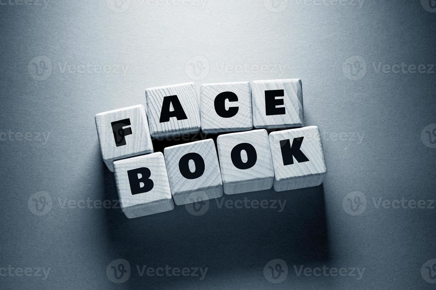 face book palavra com cubos de madeira foto