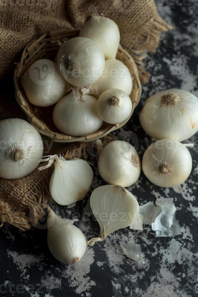 cebolas em plano de fundo texturizado. ingredientes alimentares. foto