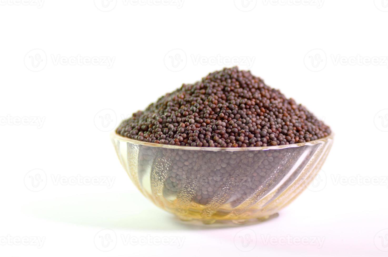 sementes de mostarda marrom indiana isoladas no fundo branco foto