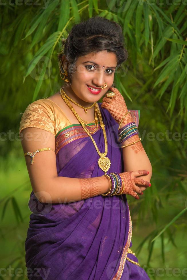 Indiana tradicional linda jovem de saree posando ao ar livre foto