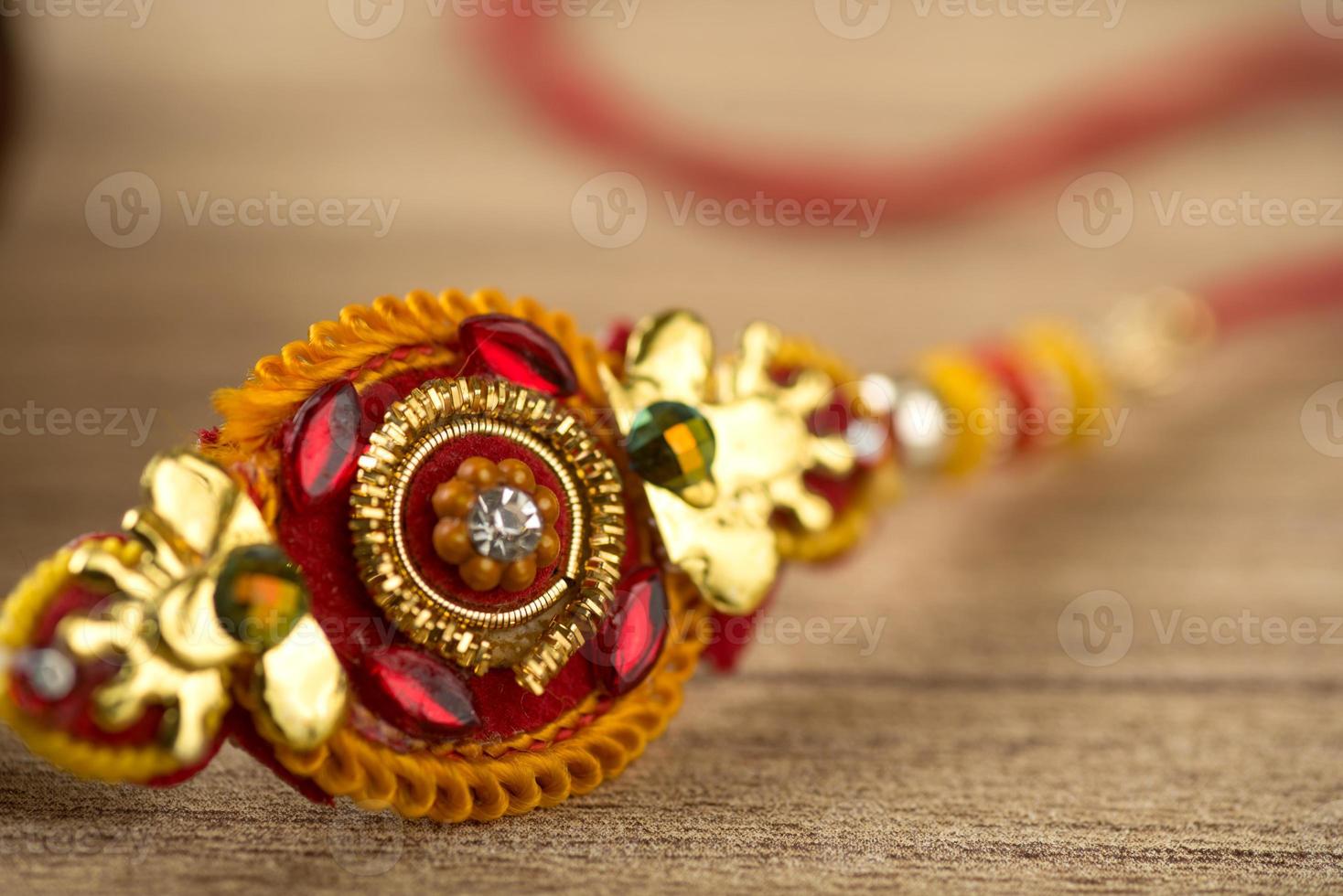 fundo indiano festival raksha bandhan com um elegante rakhi, grãos de arroz e kumkum. uma pulseira tradicional indiana que é um símbolo de amor entre irmãos e irmãs. foto