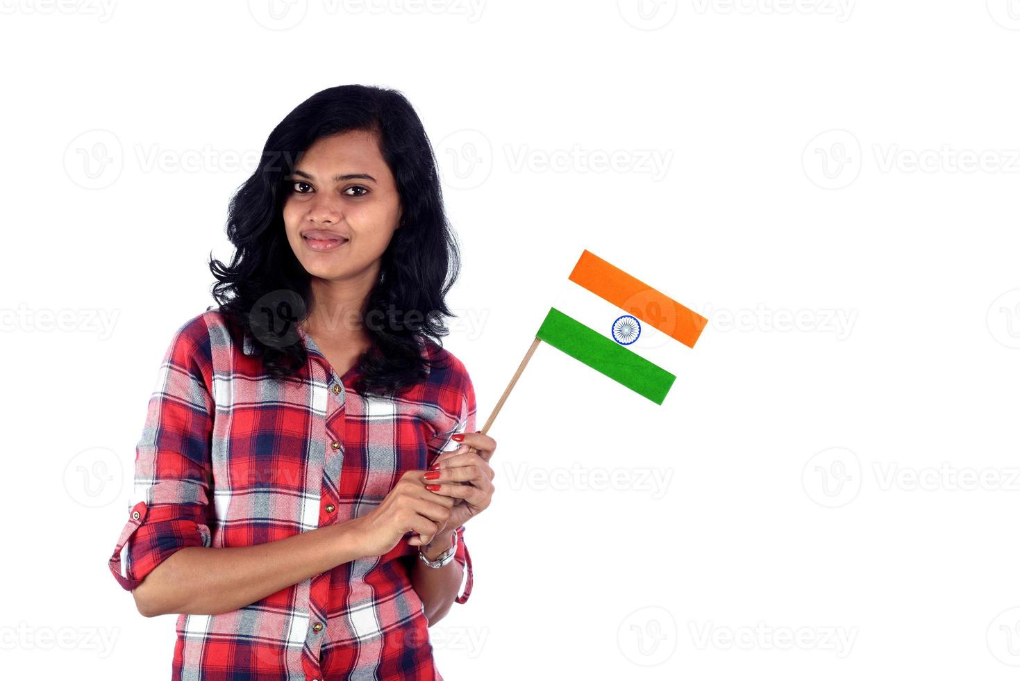 menina com bandeira indiana ou tricolor em fundo branco, dia da independência indiana, dia da república indiana foto