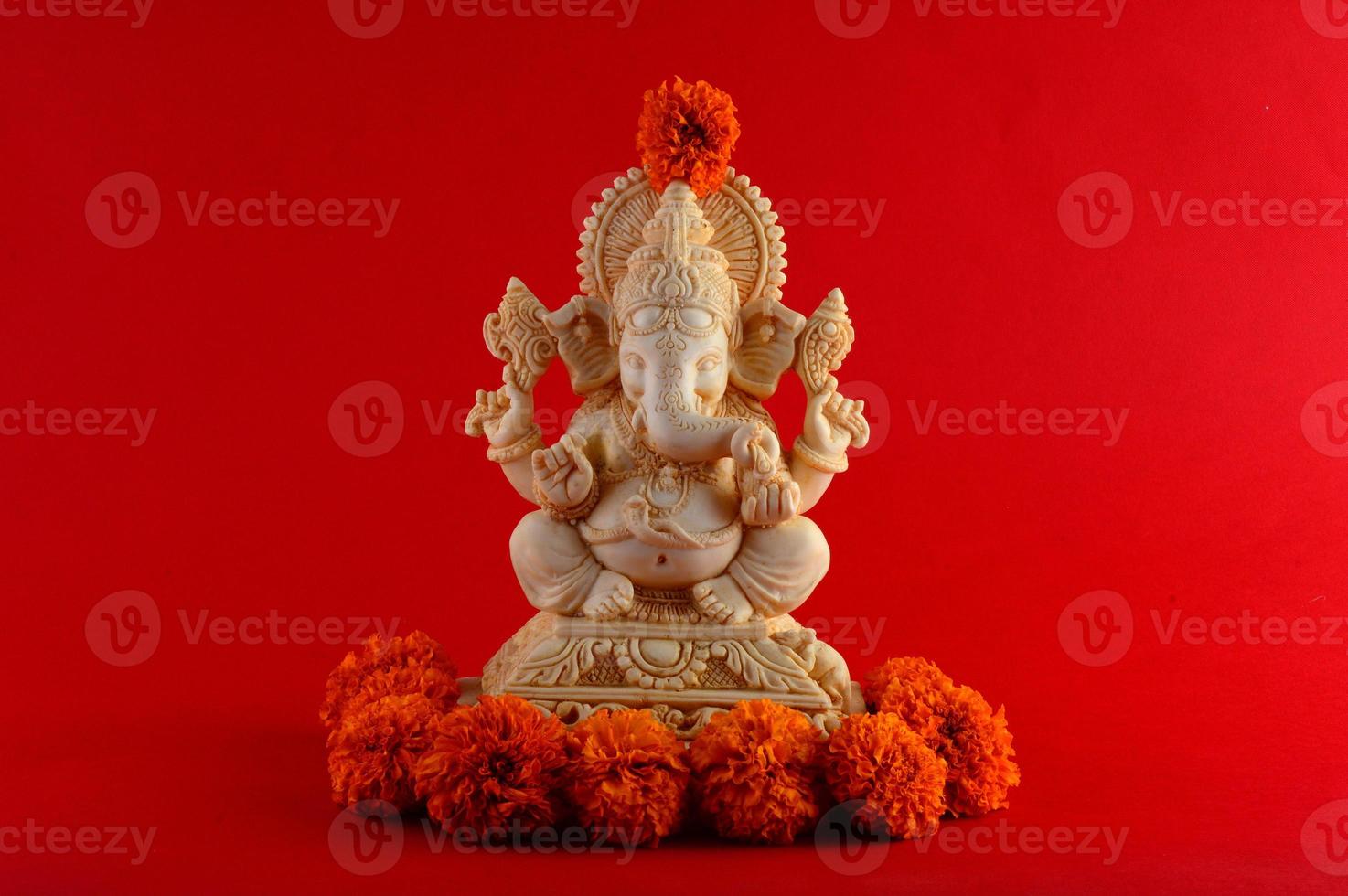 deus hindu ganesha. ídolo ganesha em fundo vermelho foto