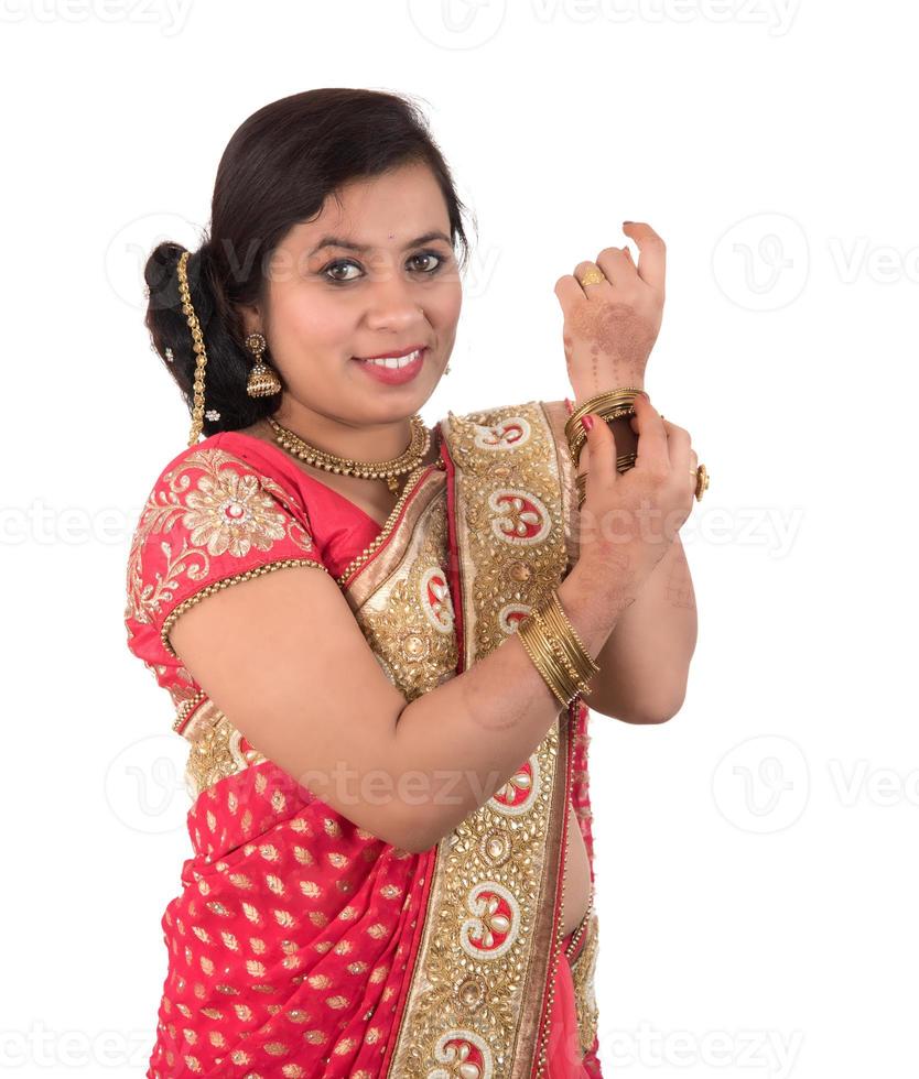 linda jovem posando em saree tradicional indiano em fundo branco. foto