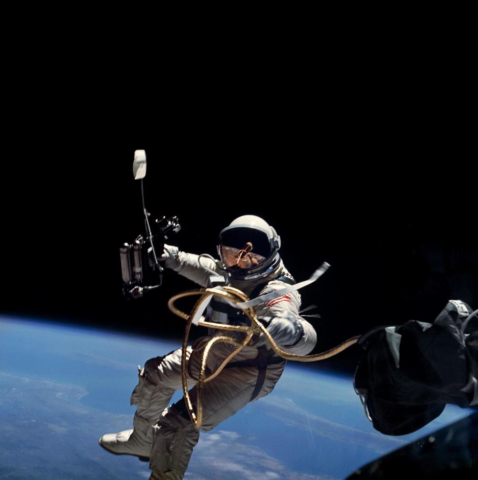astronauta edward white durante a primeira atividade extraveicular realizada durante o vôo gemini 4 foto